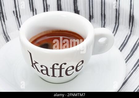 Tasse à café avec logo en allemand Banque D'Images