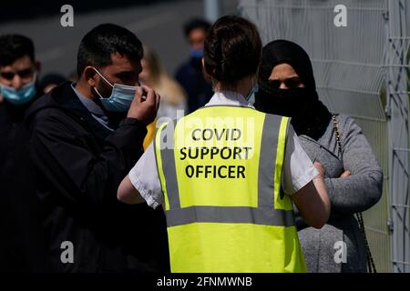 Les personnes faisant la queue pour la vaccination contre Covid à l'ESSA academy de Bolton comme la propagation de la variante du coronavirus indien pourrait conduire au retour des blocages locaux, ont reconnu les ministres. Bolton, Blackburn, Darwen et Bedford sont les domaines qui préoccupent le plus les ministres. Date de la photo: Mardi 18 mai 2021. Banque D'Images