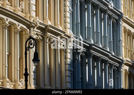 Façades de bâtiments typiques à SoHo, le quartier historique de la fonte avec architecture distincte de la fin du XIXe siècle. Lower Manhattan, New York, États-Unis Banque D'Images