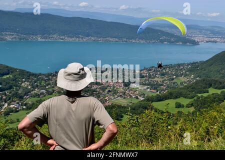 parapente sur le lac d'annecy, haute savoie, france Banque D'Images