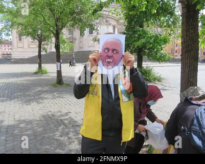 Rome, Italie. 17 mai 2021. Des dissidents iraniens protestant contre la visite en Italie du ministre iranien des Affaires étrangères Mohammad Javad Zarif, Rome, Italie, le 17 mai 2021. Zarif est arrivé à Rome pour des entretiens avec le ministre italien des Affaires étrangères Luigi di Maio et le Pape. La visite de Zarif est censée promouvoir les relations entre la République islamique d'Iran et l'Italie. (Photo d'Elisa Gestri/Sipa USA) crédit: SIPA USA/Alay Live News Banque D'Images