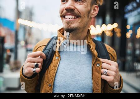 Sourire heureux de jeunes hommes touristes Banque D'Images