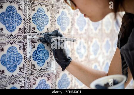 Restauration de la beauté des azulejos de tuile vintage sur la façade De la vieille maison portugaise Banque D'Images