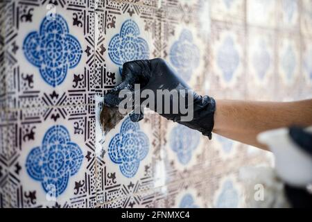 Restauration de la beauté des azulejos de tuile vintage sur la façade De la vieille maison portugaise Banque D'Images