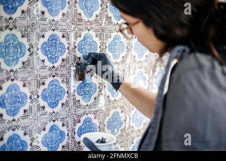 Restauration de la beauté des azulejos de tuile vintage sur la façade De la vieille maison portugaise Banque D'Images