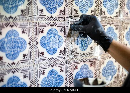 Restauration de la beauté des azulejos de tuile vintage sur la façade De la vieille maison portugaise Banque D'Images