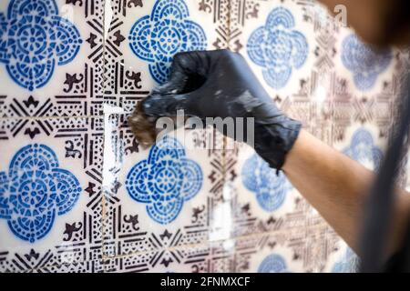 Restauration de la beauté des azulejos de tuile vintage sur la façade De la vieille maison portugaise Banque D'Images