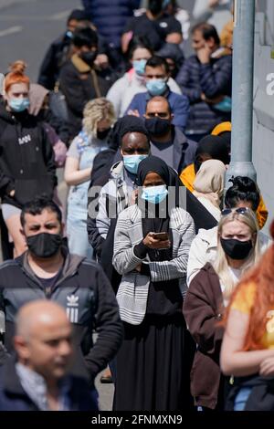 Les personnes faisant la queue pour la vaccination contre Covid à l'ESSA academy de Bolton comme la propagation de la variante du coronavirus indien pourrait conduire au retour des blocages locaux, ont reconnu les ministres. Bolton, Blackburn, Darwen et Bedford sont les domaines qui préoccupent le plus les ministres. Date de la photo: Mardi 18 mai 2021. Banque D'Images