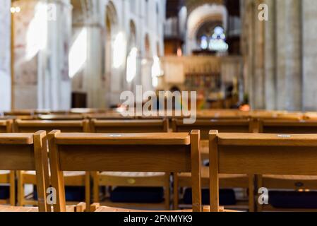 Intérieur de la cathédrale de bas angle avec des sièges où l'église de services ont lieu Banque D'Images