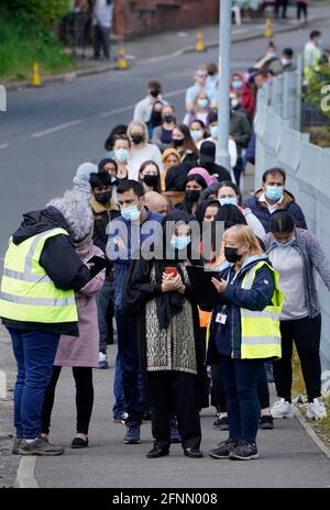 Les personnes faisant la queue pour la vaccination contre Covid à l'ESSA academy de Bolton comme la propagation de la variante du coronavirus indien pourrait conduire au retour des blocages locaux, ont reconnu les ministres. Bolton, Blackburn, Darwen et Bedford sont les domaines qui préoccupent le plus les ministres. Date de la photo: Mardi 18 mai 2021. Banque D'Images