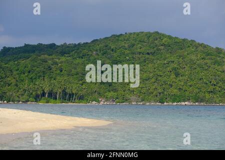 Indonésie Iles Anambas - côte pittoresque de l'île de Telaga Banque D'Images