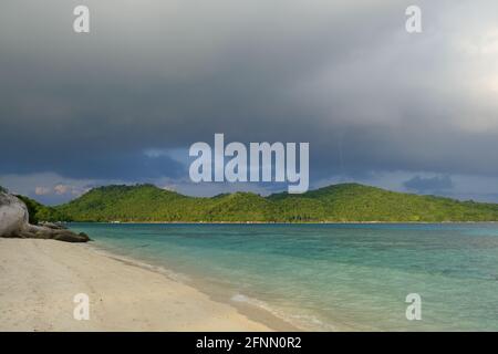 Indonésie Iles Anambas - Telaga Island paysage de plage Banque D'Images