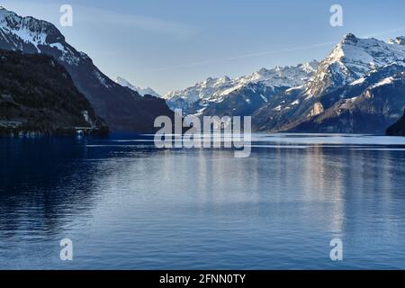 Vue panoramique sur le lac et les montagnes enneigées contre le ciel Banque D'Images