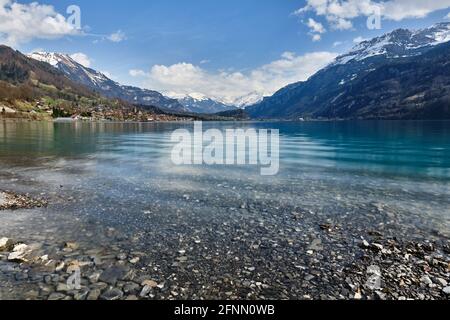 Vue panoramique sur le lac et les montagnes enneigées contre le ciel Banque D'Images