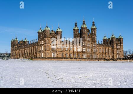 Réaménagement de l'ancien bâtiment de l'hôpital Donaldson (École pour les Sourds) dans la neige à West Coates, dans l'extrémité ouest d'Édimbourg, en Écosse, au Royaume-Uni Banque D'Images