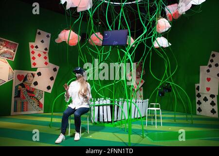 Alice Au Pays Des Merveilles Et De Cartes A Jouer Photo Stock Alamy