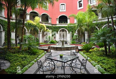 Paysage avec vue panoramique sur le patio principal et les jardins de l'hôtel Rosewood 5 étoiles à San Miguel de Allende, Guanajuato Mexique. Banque D'Images