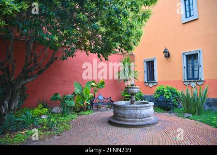 Vue panoramique sur le patio et les jardins côté sud avec la fontaine en marbre de l'hôtel Rosewood 5 étoiles à San Miguel de Allende, Mexique. Banque D'Images