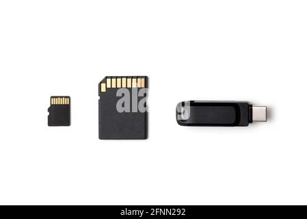 Plusieurs périphériques de stockage, poignée de commande, cartes mémoire isolées, vue du dessus Banque D'Images