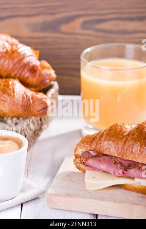 sandwich croissant avec jambon et fromage Banque D'Images