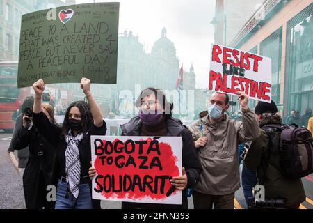 Londres, Royaume-Uni. 15 mai 2021. Les activistes ont des panneaux faits main tandis que des centaines de personnes participent à un rassemblement de solidarité SOS Colombie pour la Palestine libre et défilent de l'ambassade colombienne à l'ambassade israélienne. Les orateurs ont souligné les violations des droits de l'homme telles que le déplacement forcé contre les Palestiniens en Israël et dans les territoires occupés et le meurtre, la répression, la détention et la torture de manifestants pacifiques et de défenseurs des droits de l'homme en Colombie. Crédit : Mark Kerrison/Alamy Live News Banque D'Images