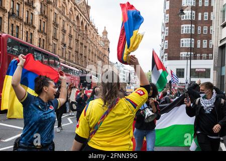 Londres, Royaume-Uni. 15 mai 2021. Les manifestants qui branle les drapeaux colombiens rejoignent des centaines de personnes qui participent à un rassemblement de solidarité SOS Colombie pour la Palestine libre et qui défilent de l'ambassade colombienne à l'ambassade israélienne. Les orateurs ont souligné les violations des droits de l'homme telles que le déplacement forcé contre les Palestiniens en Israël et dans les territoires occupés et le meurtre, la répression, la détention et la torture de manifestants pacifiques et de défenseurs des droits de l'homme en Colombie. Crédit : Mark Kerrison/Alamy Live News Banque D'Images