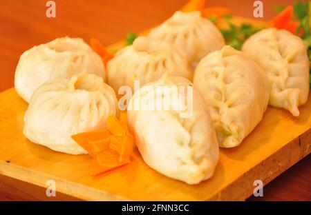 Des boulettes asiatiques traditionnelles sont servies sur le plateau en bois Banque D'Images