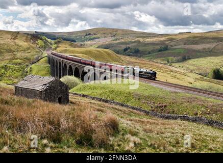 Dentdale, parc national de Yorkshire Dales, Royaume-Uni. 18 mai 2021. 'The Pendle Dalesman' traverse le viaduc d'Arten Gill à Dentdale dans le parc national des Yorkshire Dales. C'est le premier train spécial de vapeur de l'année / après une pandémie de verrouillage sur la célèbre ligne de chemin de fer de Settle-Carlisle. Le train, exploité par West Coast Railways, est la locomotive 35018 'British India Line', construite à l'origine dans les années 1940. Le train a couru de Lancaster à Carlisle. Crédit : John Bentley/Alay Live News Banque D'Images