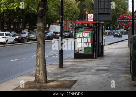 Londres, Royaume-Uni. 15 mai 2021. Save Sheikh Jarrah Artwork by Protest Stencil est photographié dans un abri de bus à Londres le jour de Nakba, pour protester contre les tentatives israéliennes de déplacer de force les familles palestiniennes du quartier Sheikh Jarrah de Jérusalem-est où elles ont vécu pendant de nombreuses décennies. Crédit : Mark Kerrison/Alamy Live News Banque D'Images