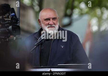 Londres, Royaume-Uni. 15 mai 2021. Le comédien Alexei Sayle s'adresse à des dizaines de milliers de personnes qui protestent devant l'ambassade israélienne le jour de Nakba après la marche pour la Palestine. La marche, organisée par la campagne de solidarité palestinienne (COPS), le CND, les amis d'Al Aqsa, l'Association musulmane de Grande-Bretagne, le Forum palestinien en Grande-Bretagne et la Coalition pour l'arrêt de la guerre, a eu lieu en signe de protestation contre les raids aériens israéliens à Gaza, Le déploiement des forces israéliennes dans la mosquée Al-Aqsa pendant le Ramadan et les tentatives de déplacer de force les familles palestiniennes du quartier Sheikh Jarrah de Jérusalem-est et Banque D'Images