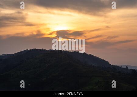 vue sur la montagne à l'aube avec ciel orange et jardin de thé est prise à l'ooty tamilnadu inde le matin montrant la belle nature. Banque D'Images