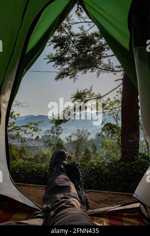 camping solo au jardin de thé en haut de la colline avec vue hypnotique image prise à l'ooty tamilnadu inde. Montrer l'amour de la nature belle de l'homme. Banque D'Images