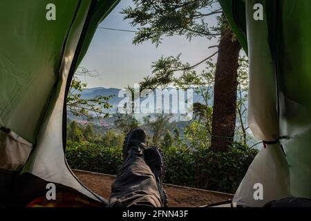 camping solo au jardin de thé en haut de la colline avec vue hypnotique image prise à l'ooty tamilnadu inde. Montrer l'amour de la nature belle de l'homme. Banque D'Images