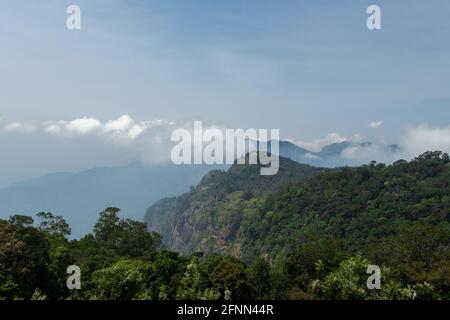 vue sur la montagne au nez de la dolphine image prise à coonoor tamilnadu inde montrant la cascade en face de la montagne. Banque D'Images