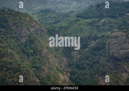 vue sur la montagne au nez de la dolphine image prise à coonoor tamilnadu inde montrant la cascade en face de la montagne. Banque D'Images