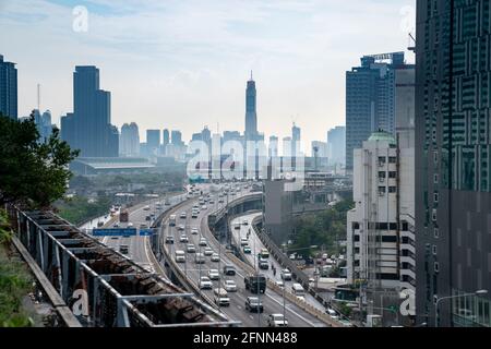 BANGKOK, THAÏLANDE - 30 avril 2021 : vue panoramique sur le bâtiment Arial situation de circulation fluide sur Sirat express Way vendredi après-midi prise de vue de ShowDC Banque D'Images