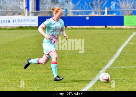 Port Talbot, pays de Galles. 11 avril 2021. Shauna Jenkins de Swansea City Dames en action lors du match de la Ligue des femmes Premier ministre gallois d'Orchard entre Port Talbot Town Dames et Swansea City Dames au stade Victoria Road à Port Talbot, pays de Galles, Royaume-Uni, le 11 avril 2021. Crédit : Duncan Thomas/Majestic Media. Banque D'Images