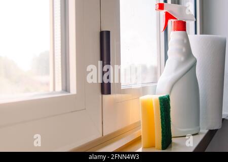 kit de nettoyage pour fenêtres, différentes surfaces dans la cuisine, salle de bains et autres chambres. Nettoyage régulier du printemps Banque D'Images