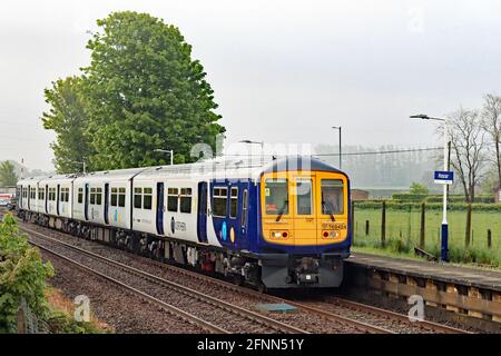 Le 17 mai 2021, les « nouveaux » trains flexi de Northern sont entrés dans le service de revenus, ce qui est le premier service à s’arrêter à Hoscar près de Burscough Banque D'Images