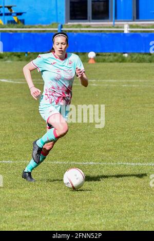 Port Talbot, pays de Galles. 11 avril 2021. Katy Hosford de Swansea City Dames en action lors du match de la Ligue des femmes Premier ministre gallois d'Orchard entre Port Talbot Town Dames et Swansea City Dames au stade Victoria Road à Port Talbot, pays de Galles, Royaume-Uni, le 11 avril 2021. Crédit : Duncan Thomas/Majestic Media. Banque D'Images