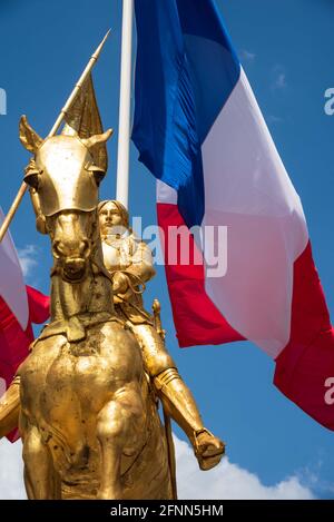 Statue équestre Jeanne d'Arc avec drapeaux français en arrière-plan. Paris, France Banque D'Images
