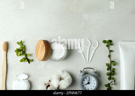 Accessoires d'hygiène bucco-dentaire sur fond blanc texturé Banque D'Images