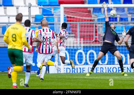 TILBURG, PAYS-BAS - MAI 16: *Zian Flemming* de Fortuna Sittard marque le deuxième but pour le faire 1-1, Aro Muric de Willem II pendant l'Eredivisie Banque D'Images