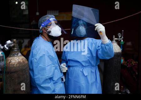 Katmandou, Népal. 18 mai 2021. Les travailleurs de la santé regardent un rapport de radiographie d'un patient COVID-19 récemment admis dans un hôpital pendant le confinement imposé par le gouvernement à Katmandou, au Népal, le mardi 18 mai 2021. Crédit: Skanda Gautam/ZUMA Wire/Alay Live News Banque D'Images