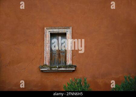 Maison coloniale avec bordure en pierre sur un mur en stuc de terre cuite à San Miguel de Allende, Mexique. Banque D'Images