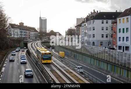 Essen, Rhénanie-du-Nord-Westphalie, Allemagne - des voitures et un bus public circulent sur l'autoroute A40 à travers le centre-ville d'Essen, à l'arrière de l'ouest Banque D'Images