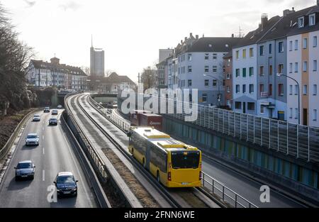 Essen, Rhénanie-du-Nord-Westphalie, Allemagne - des voitures et un bus public circulent sur l'autoroute A40 à travers le centre-ville d'Essen, à l'arrière de l'ouest Banque D'Images