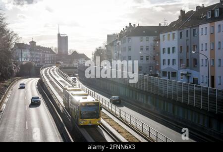 Essen, Rhénanie-du-Nord-Westphalie, Allemagne - des voitures et un bus public circulent sur l'autoroute A40 à travers le centre-ville d'Essen, à l'arrière de l'ouest Banque D'Images