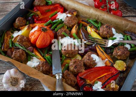 plat méditerranéen au four avec boulettes de viande, légumes et pommes de terre. Repas sans gluten Banque D'Images