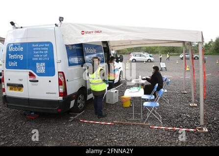 Le personnel du Scottish Ambulance Service est responsable d'une unité de test mobile Covid depuis un parking dans la région de Pollokshields à Glasgow. Glasgow et Moray restent dans les restrictions de niveau 3 malgré le passage du reste de l'Écosse continentale au niveau 2 lundi. Date de la photo: Mardi 18 mai 2021. Banque D'Images